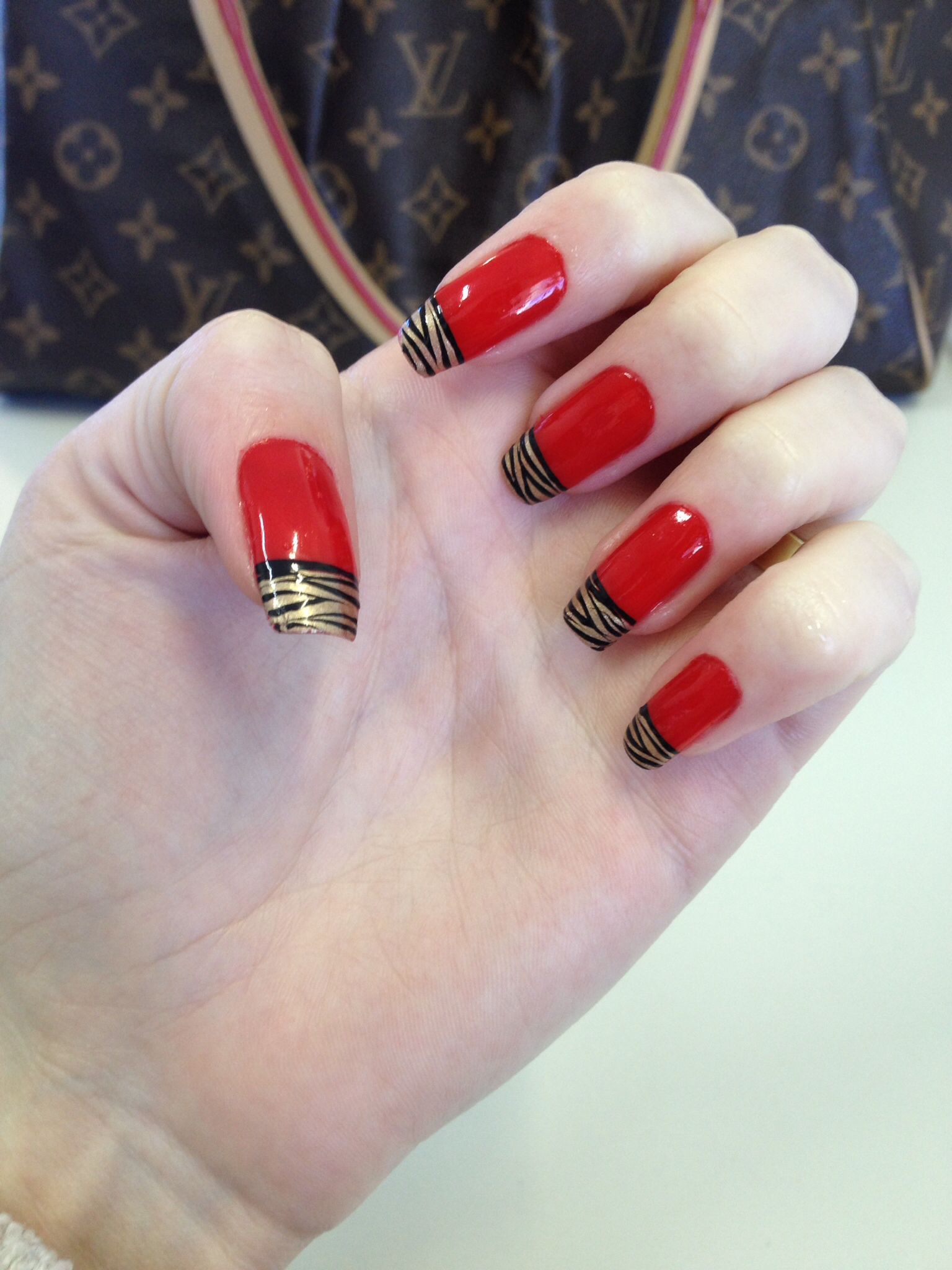 Featured image of post Unhas Vermelhas Com Francesinha Achou bem parecida com aquelas feitas com as pr prias unhas